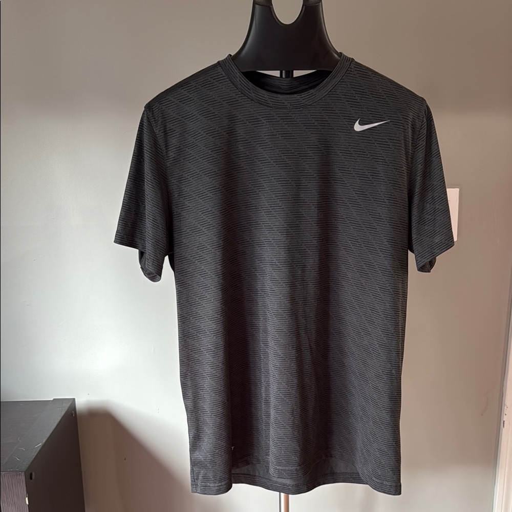 Nike Men's Charcoal Gray Short Sleeve Tee